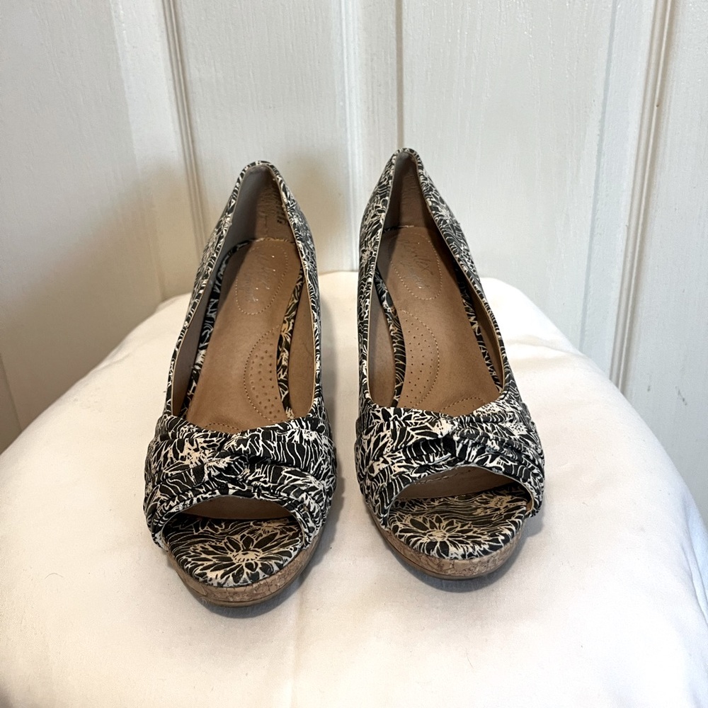 Black/white floral cork wedge